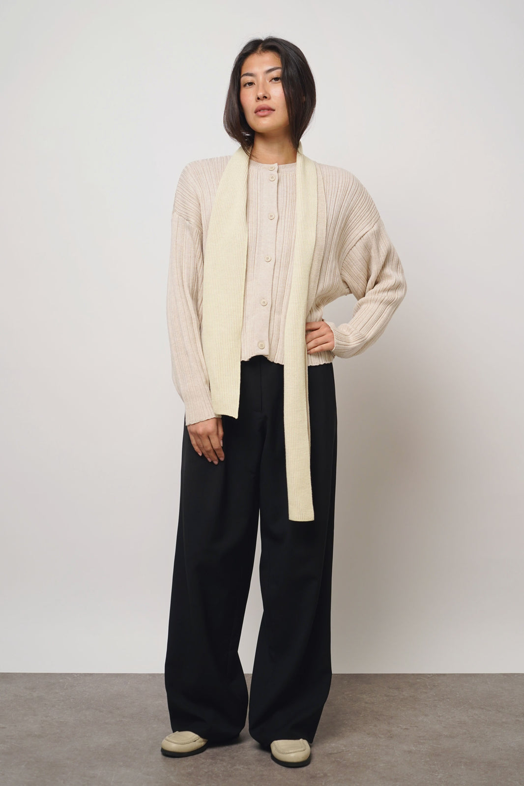 Cardigan pleats| almond